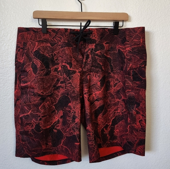 Lululemon Current State Board Short Men's Size 36 Red and Black - Picture 1 of 7
